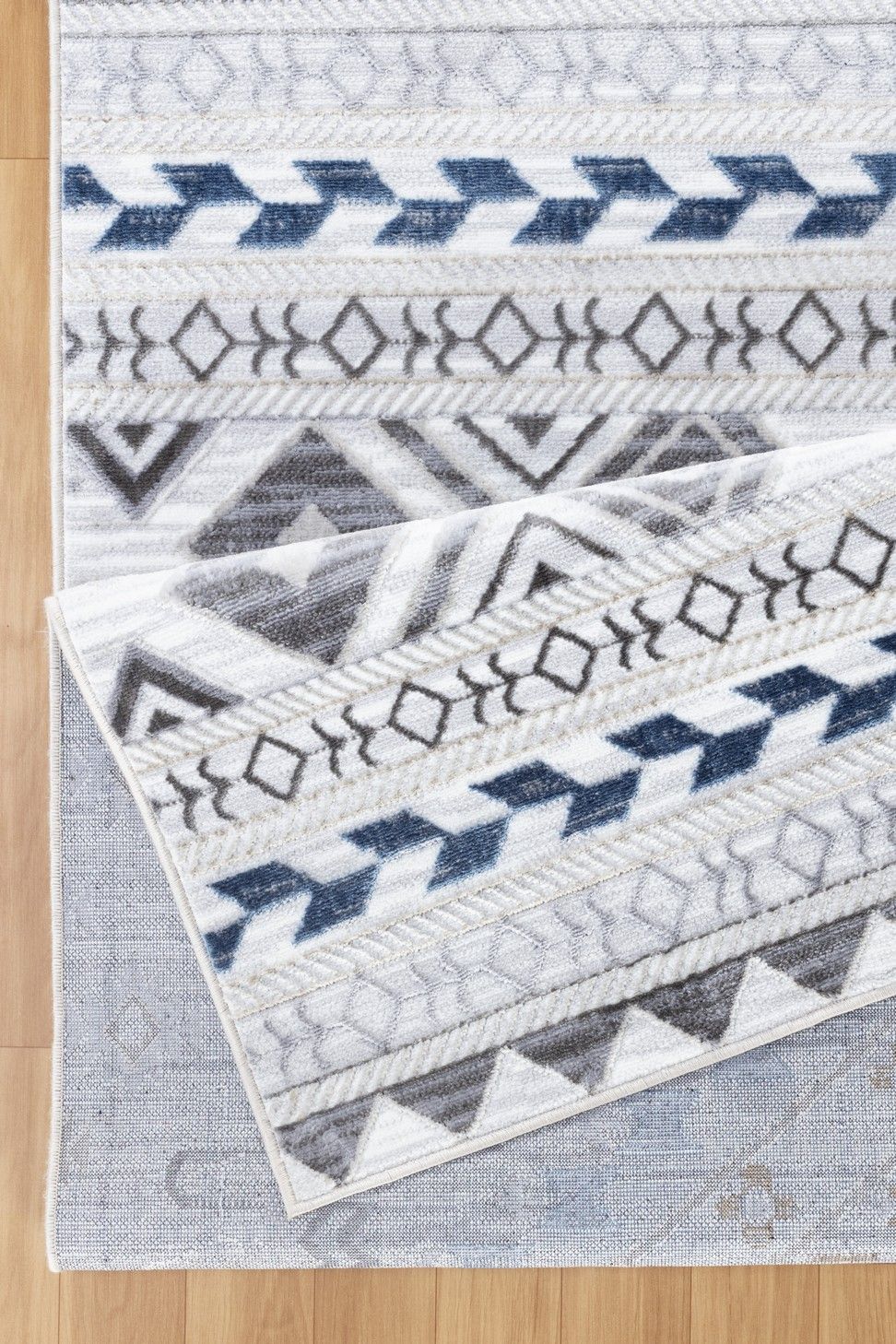 Legacy - 5'3" X 7' Polypropylene Area Rug - Multi / White - Image 3